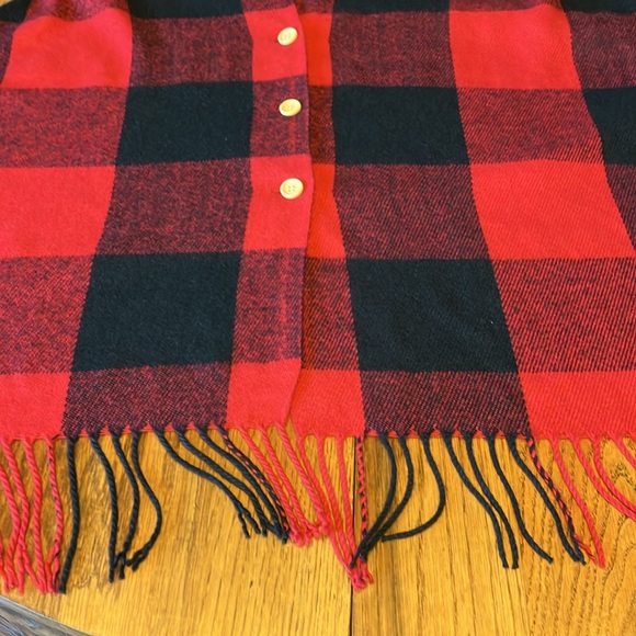 COTTAGE COZY NWT ONE SIZE BUTTON SCARF WRAP SHAWL IN RED & BLACK PLAID - Picture 4 of 6